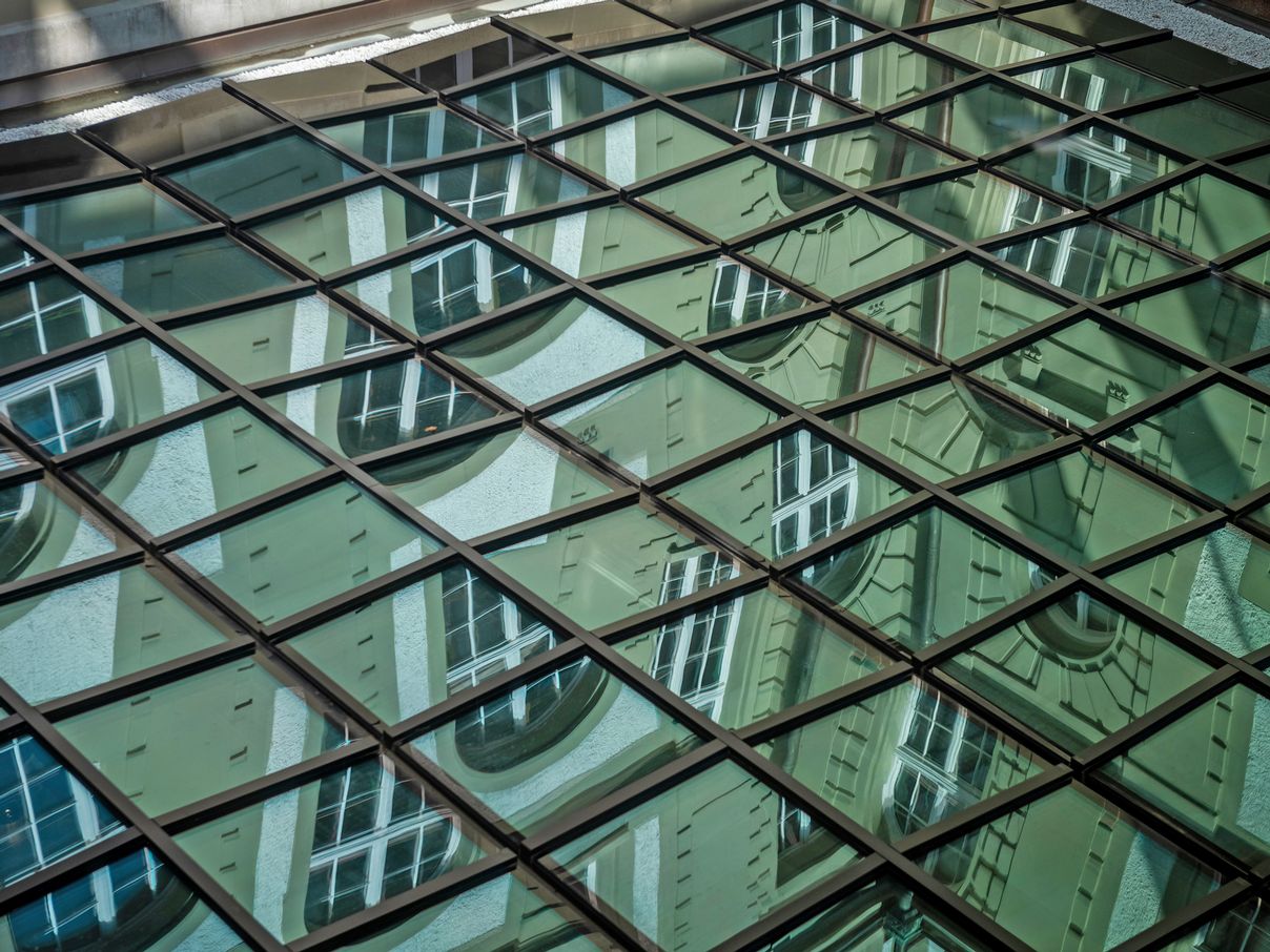 Spiegelung im Glasdach im Innenhof des Hauptgebäudes in Bern